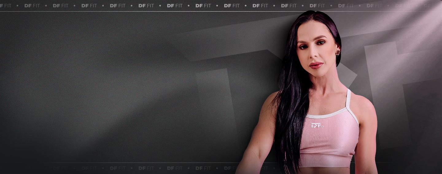 Daiane Freitas em banner da DF Fit, com fundo escuro e luz suave
