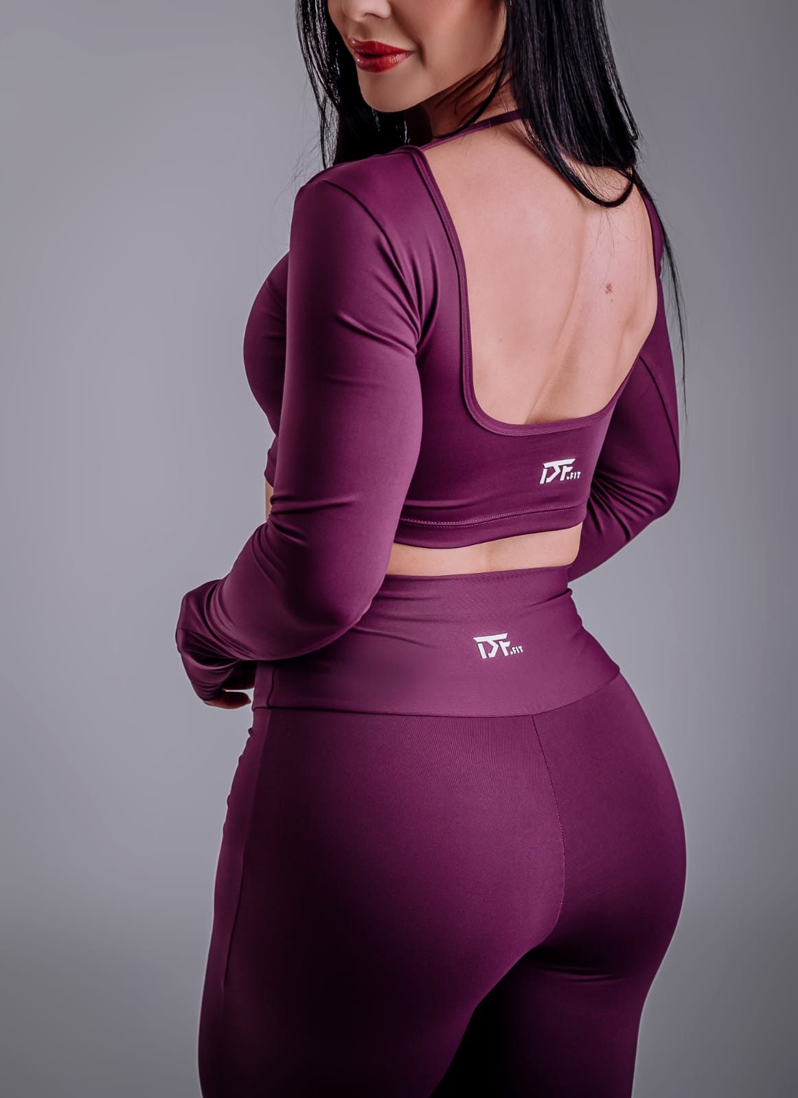 Detalhe do conjunto ameixa DF Fit visto de costas